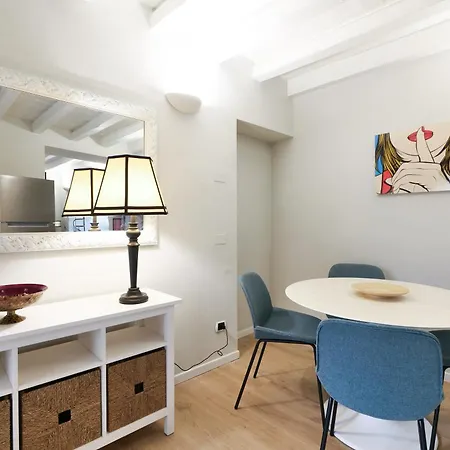 Elegant Rosales Apt. Milan