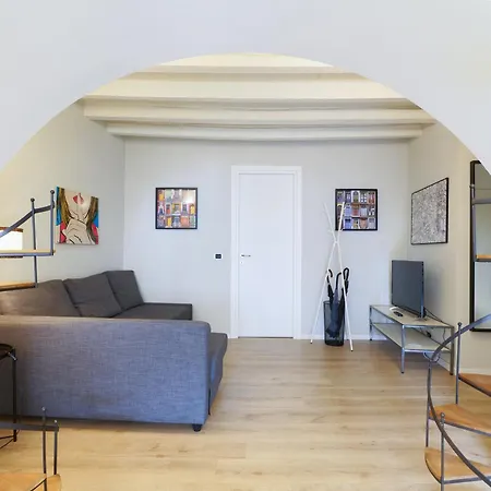 Elegant Rosales Apt. Milan